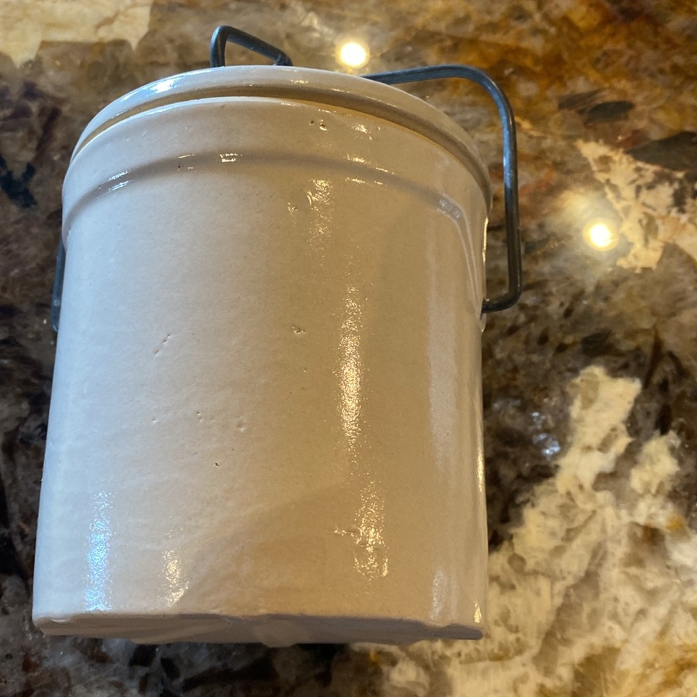 Kaukauna Kline crock, one small chip on the very bottom front..great condition - Picture 6 of 7